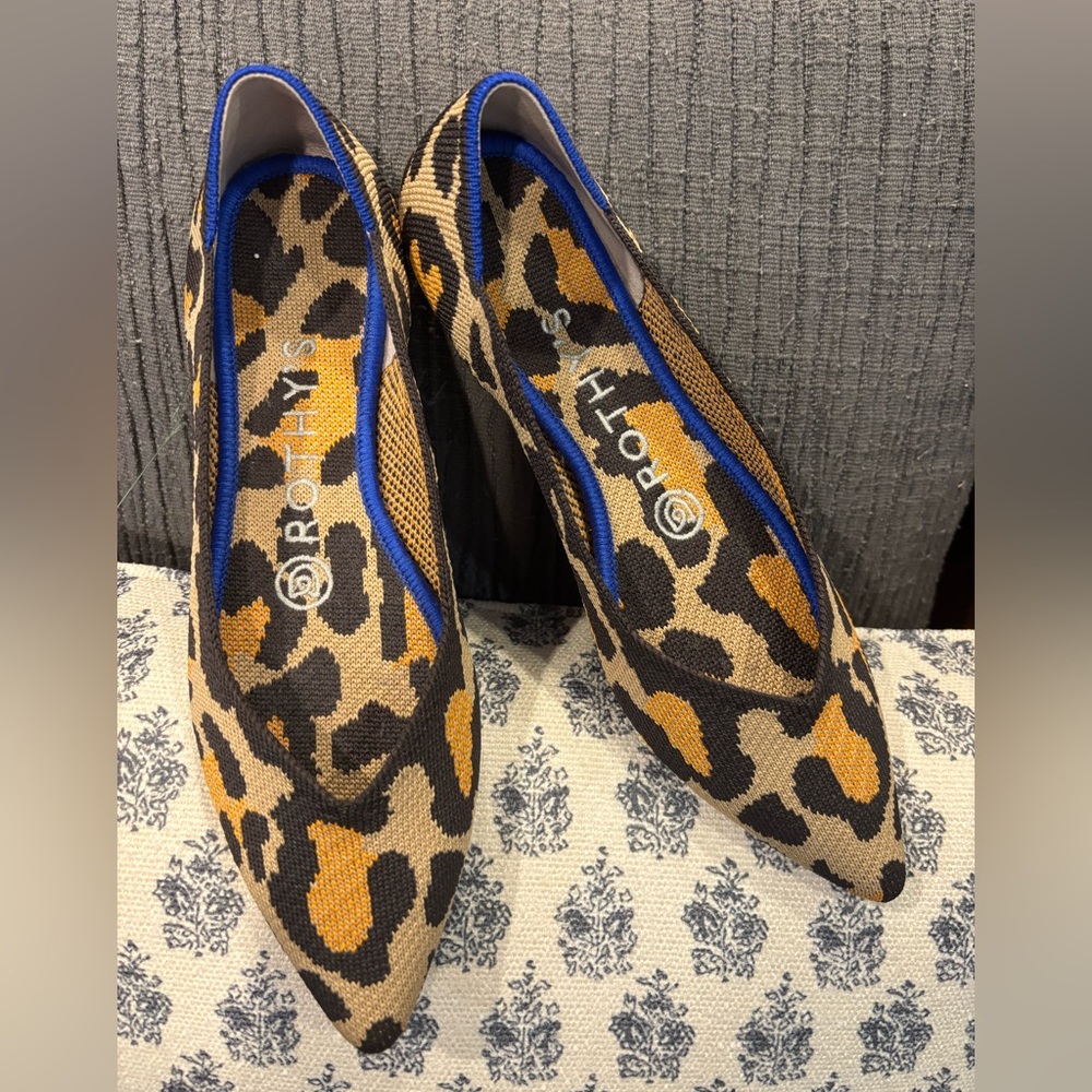 HTF!  🐆 Rothy's Leopard Print Flats with Blue Trim in EUC Size 6 🐆